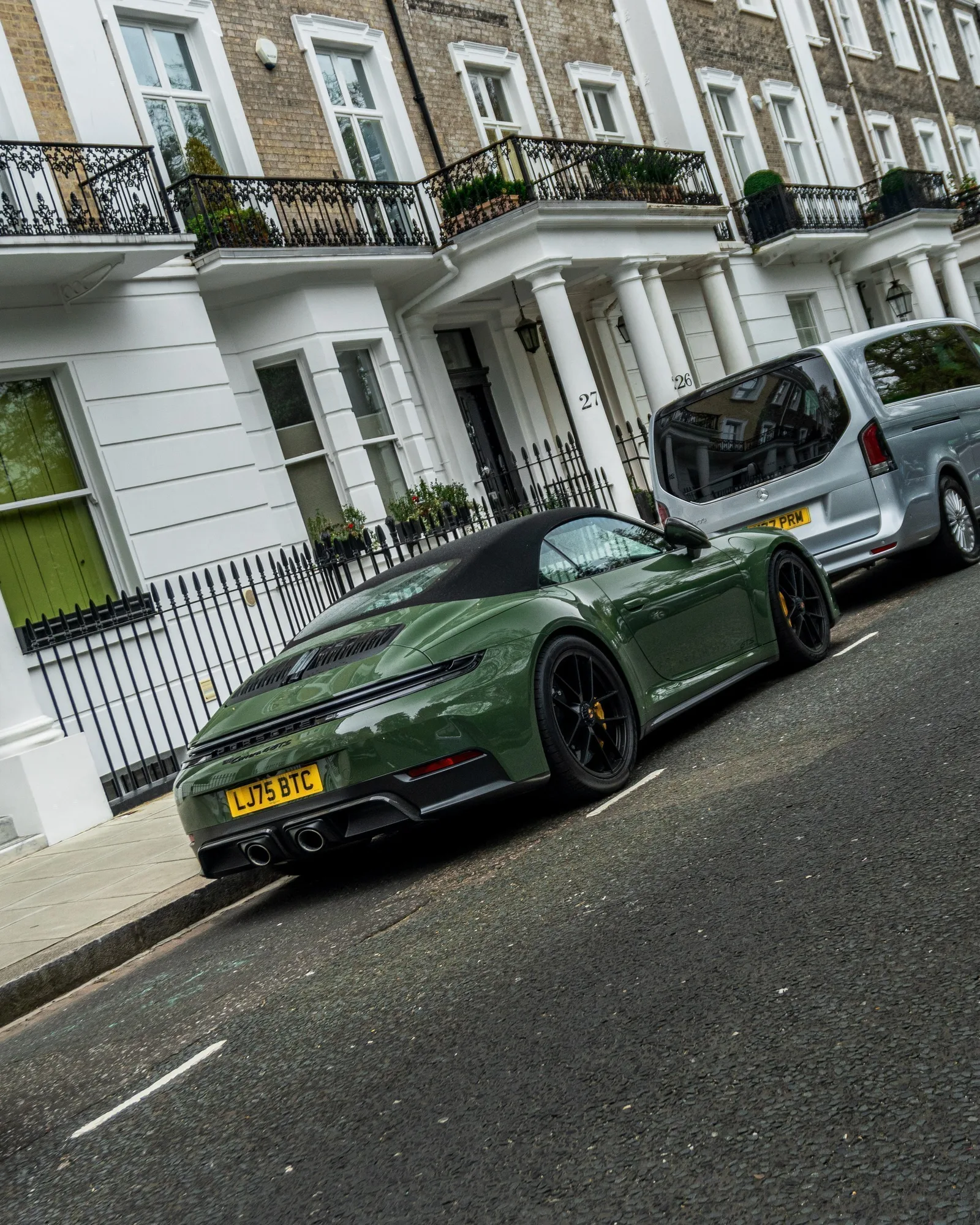 Porsche 911 GTS Cabriolet · Entorno urbano Residencial · Londres · Church Studio