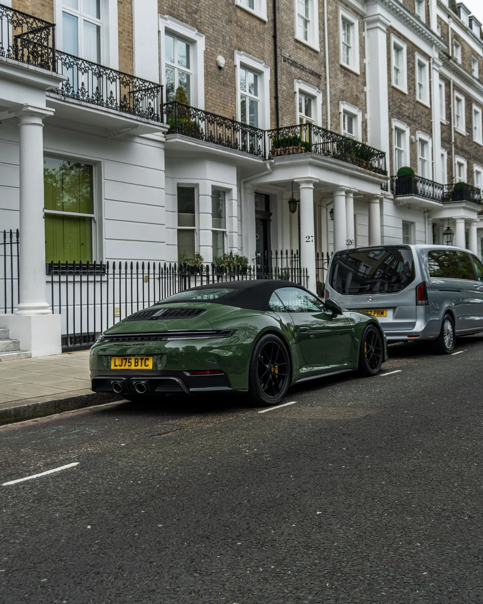 Porsche 911 GTS Cabriolet · Entorno urbano Residencial · Londres · Church Studio