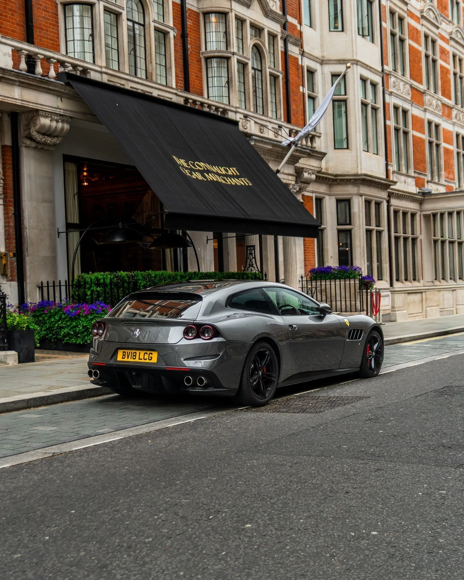 Ferrari GTC4 Lusso · Entorno Urbano Residencial · Mount St · Londres · Church Studio