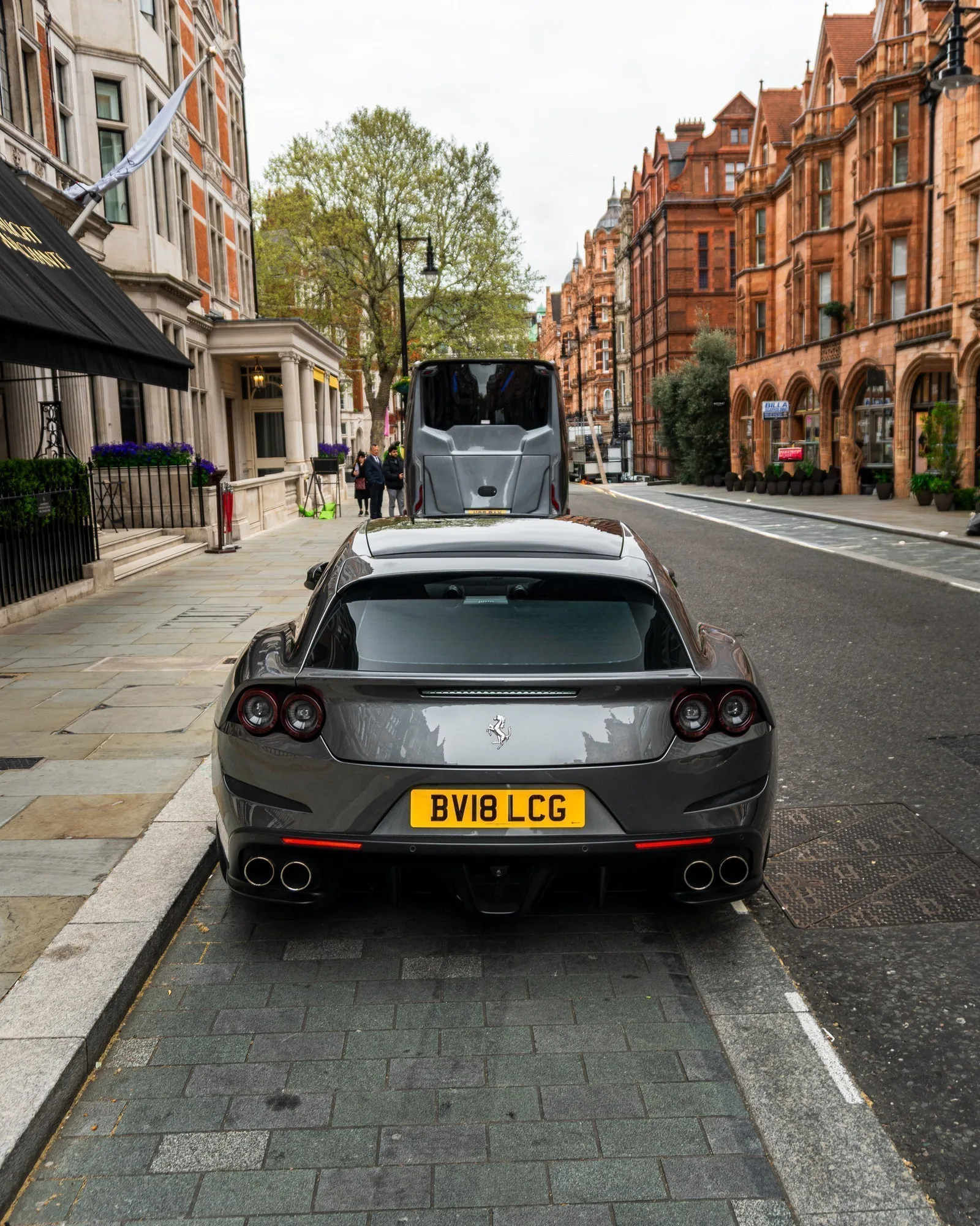 Ferrari GTC4 Lusso · Entorno Urbano Residencial · Mount St · Londres · Church Studio