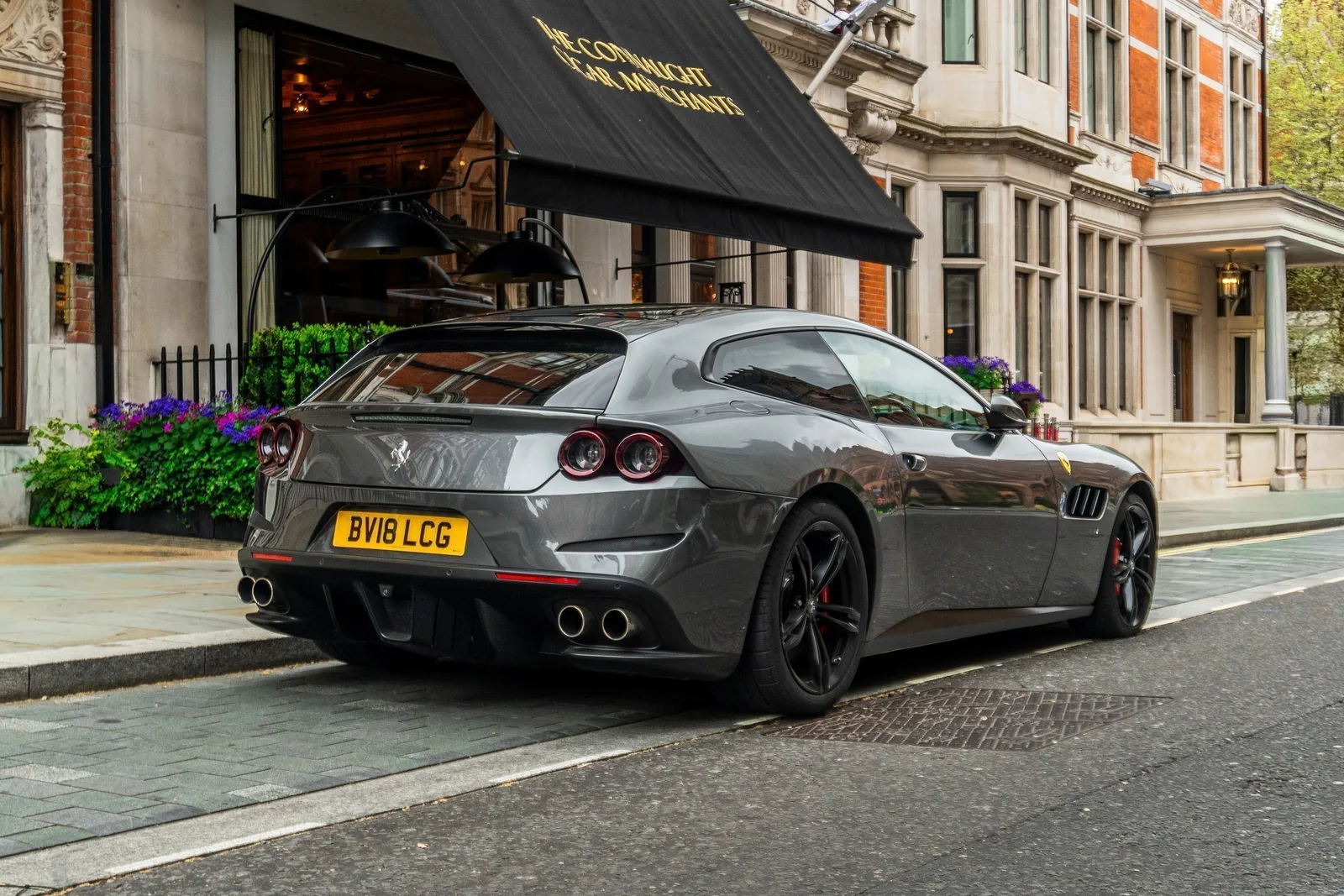 Ferrari GTC4 Lusso · Entorno Urbano Residencial · Mount St · Londres · Church Studio