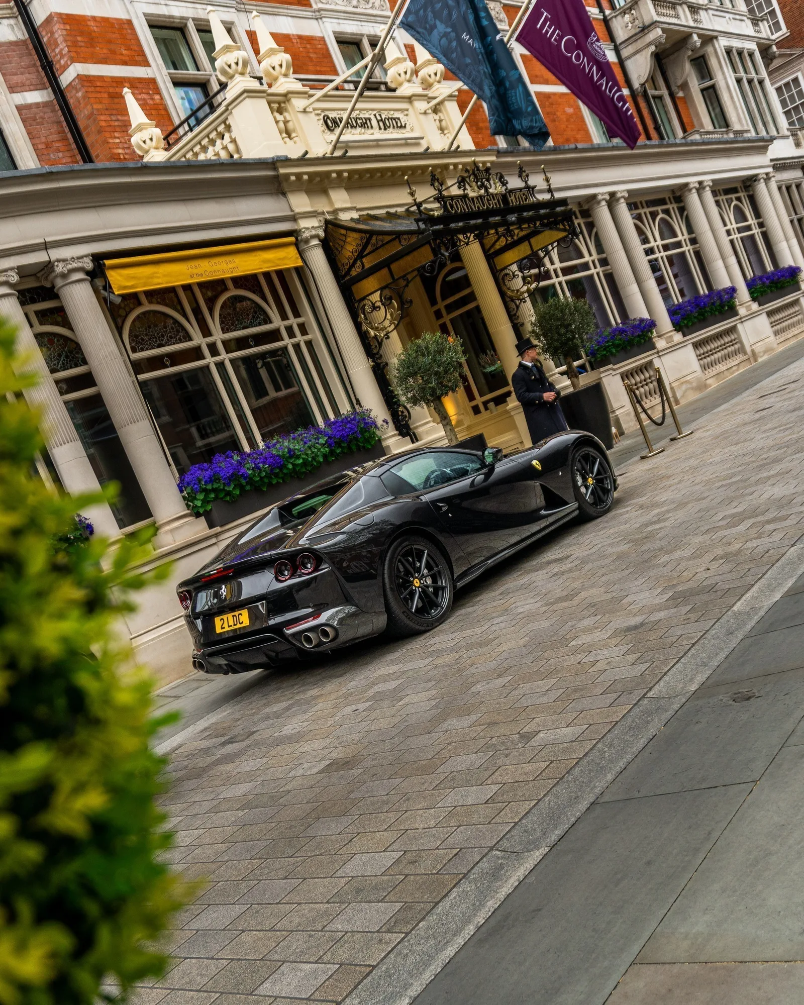 Ferrari 812 GTS · Entorno Urbano Residencial · The Connaught · Londres · Church Studio