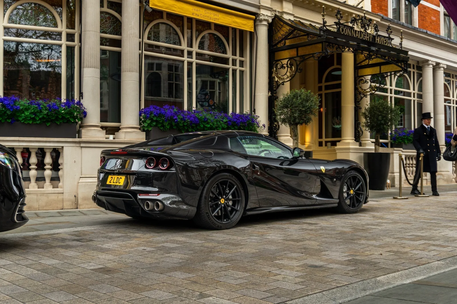 Ferrari 812 GTS · Entorno Urbano Residencial · The Connaught · Londres · Church Studio