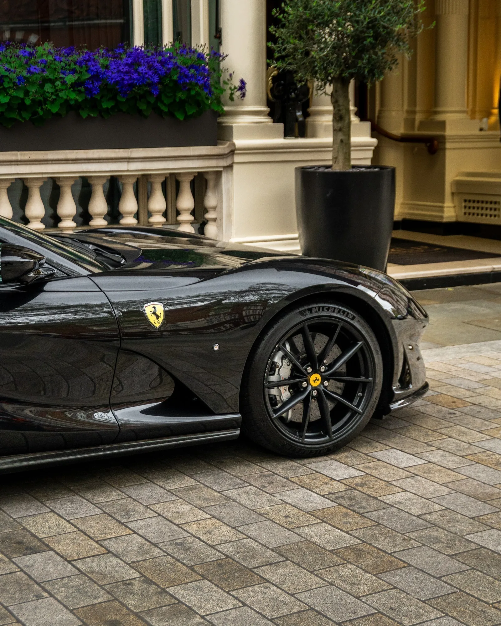 Ferrari 812 GTS · Entorno Urbano Residencial · The Connaught · Londres · Church Studio