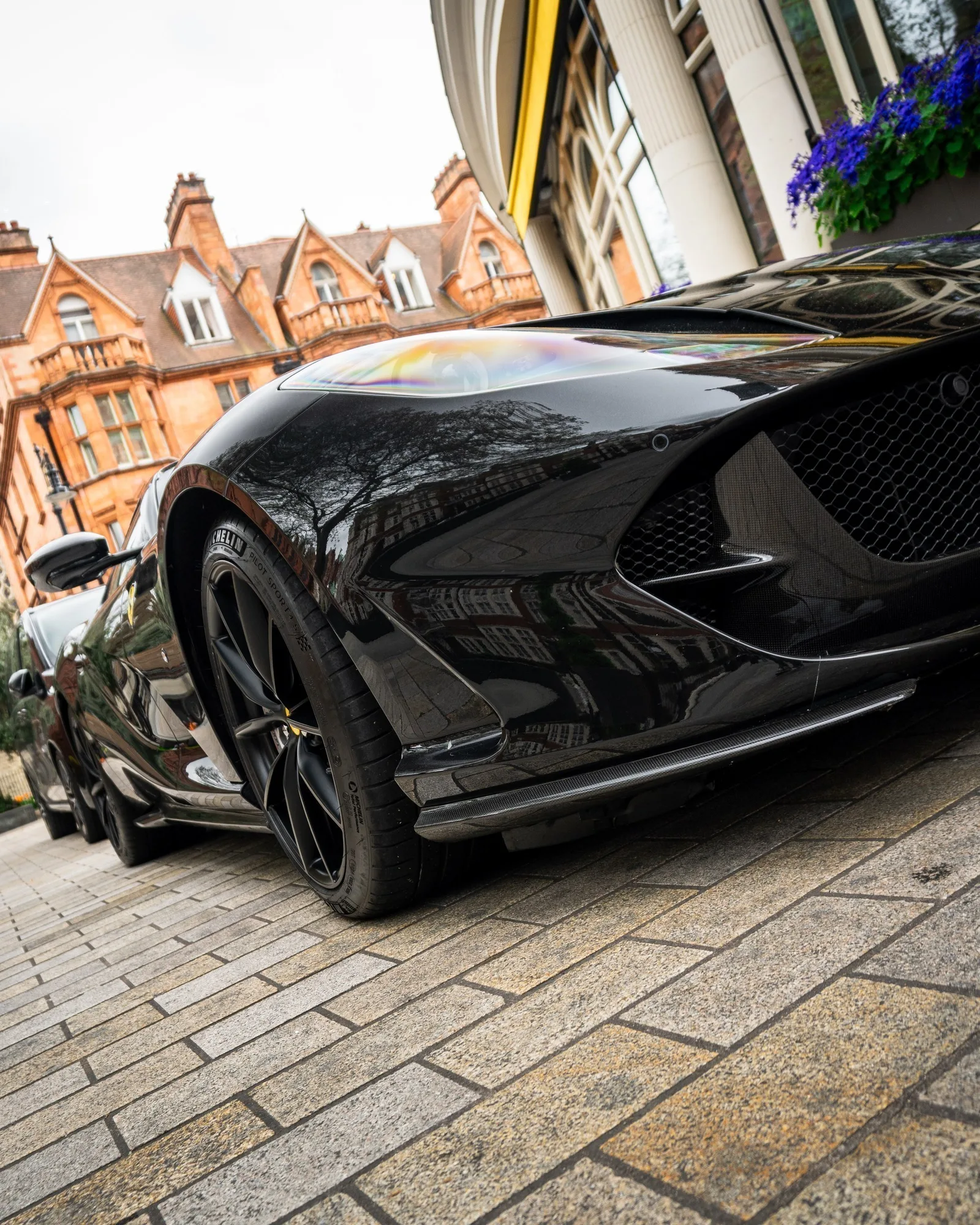 Ferrari 812 GTS · Entorno Urbano Residencial · The Connaught · Londres · Church Studio