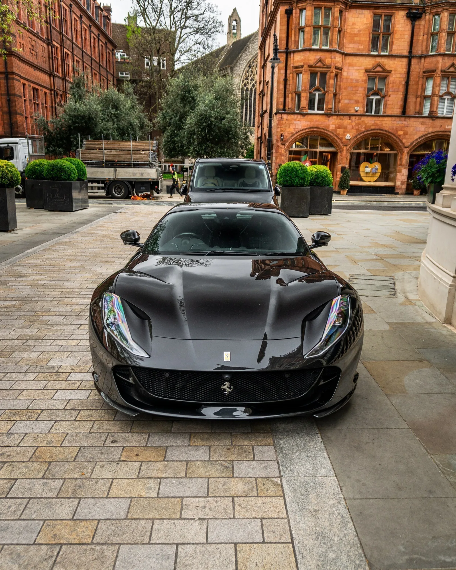 Ferrari 812 GTS · Entorno Urbano Residencial · The Connaught · Londres · Church Studio