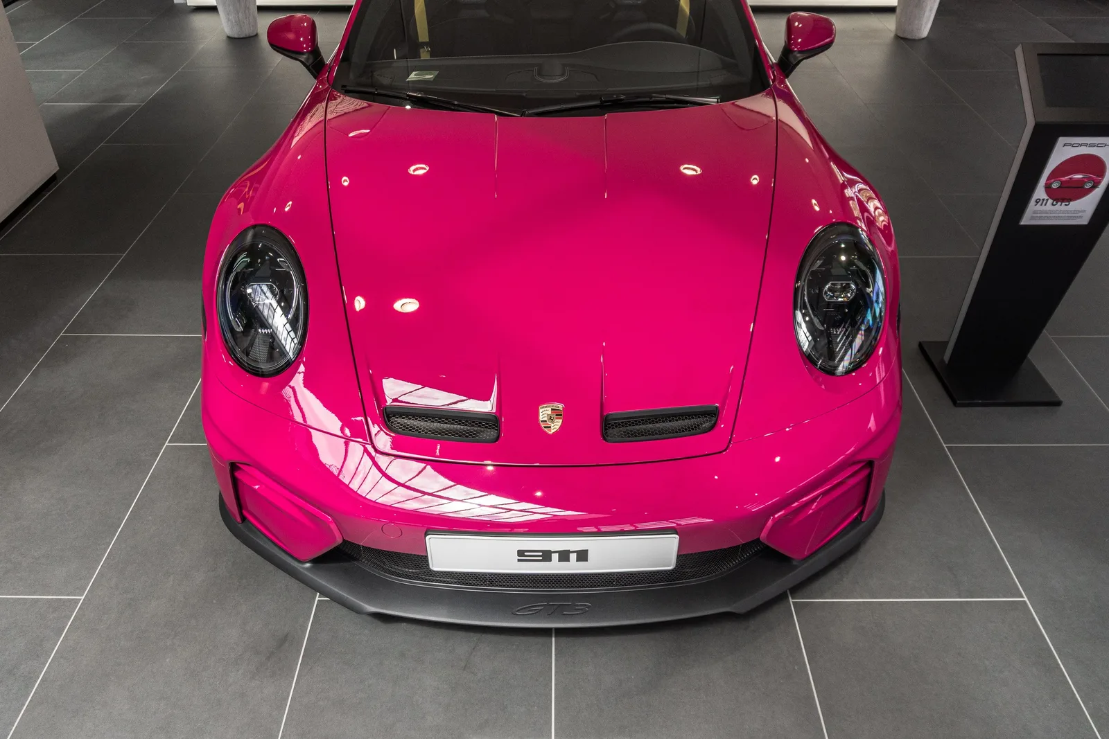 Porsche GT3 · Biarritz · Concesionario Porsche · Biarritz, Francia · Church Studio